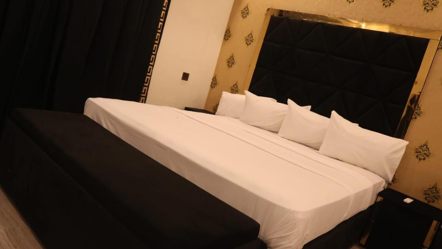 Hotel De Smart Multan Esterno foto