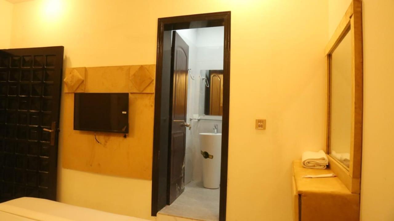 Hotel De Smart Multan Esterno foto