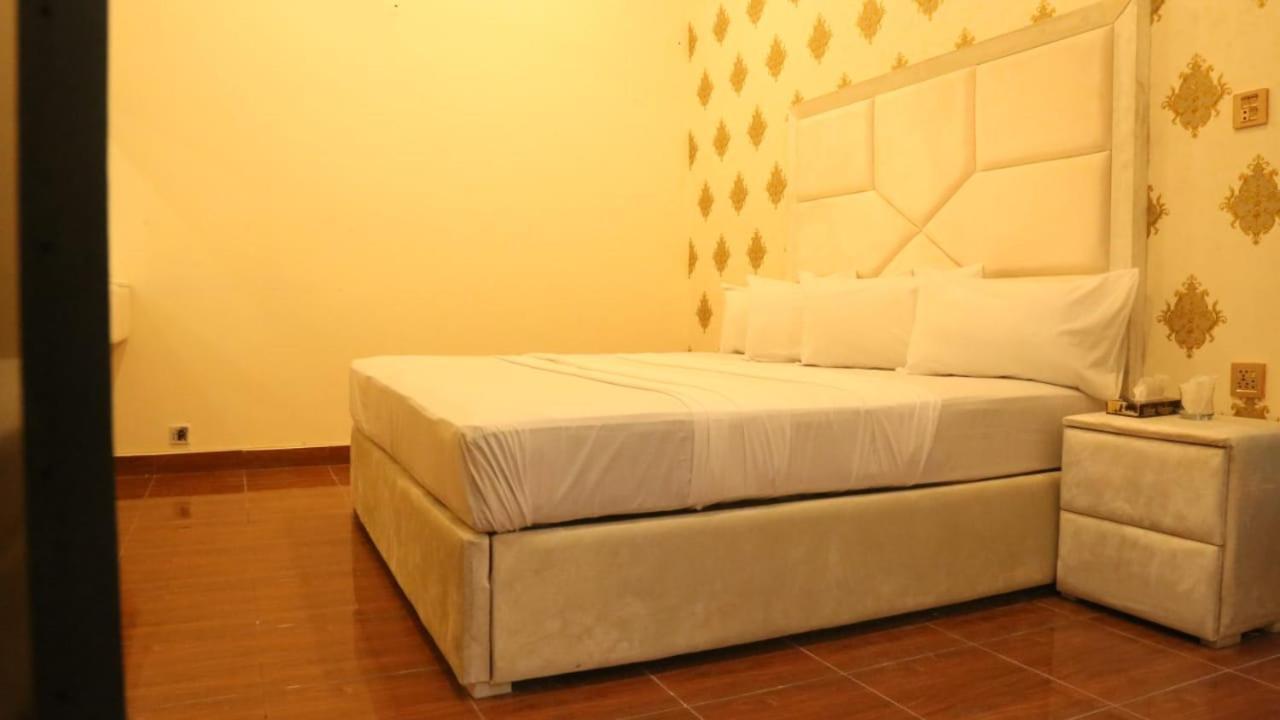 Hotel De Smart Multan Esterno foto
