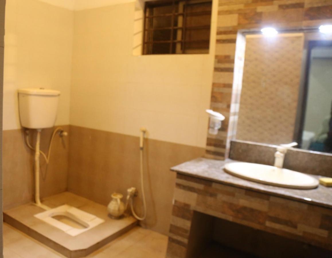 Hotel De Smart Multan Esterno foto